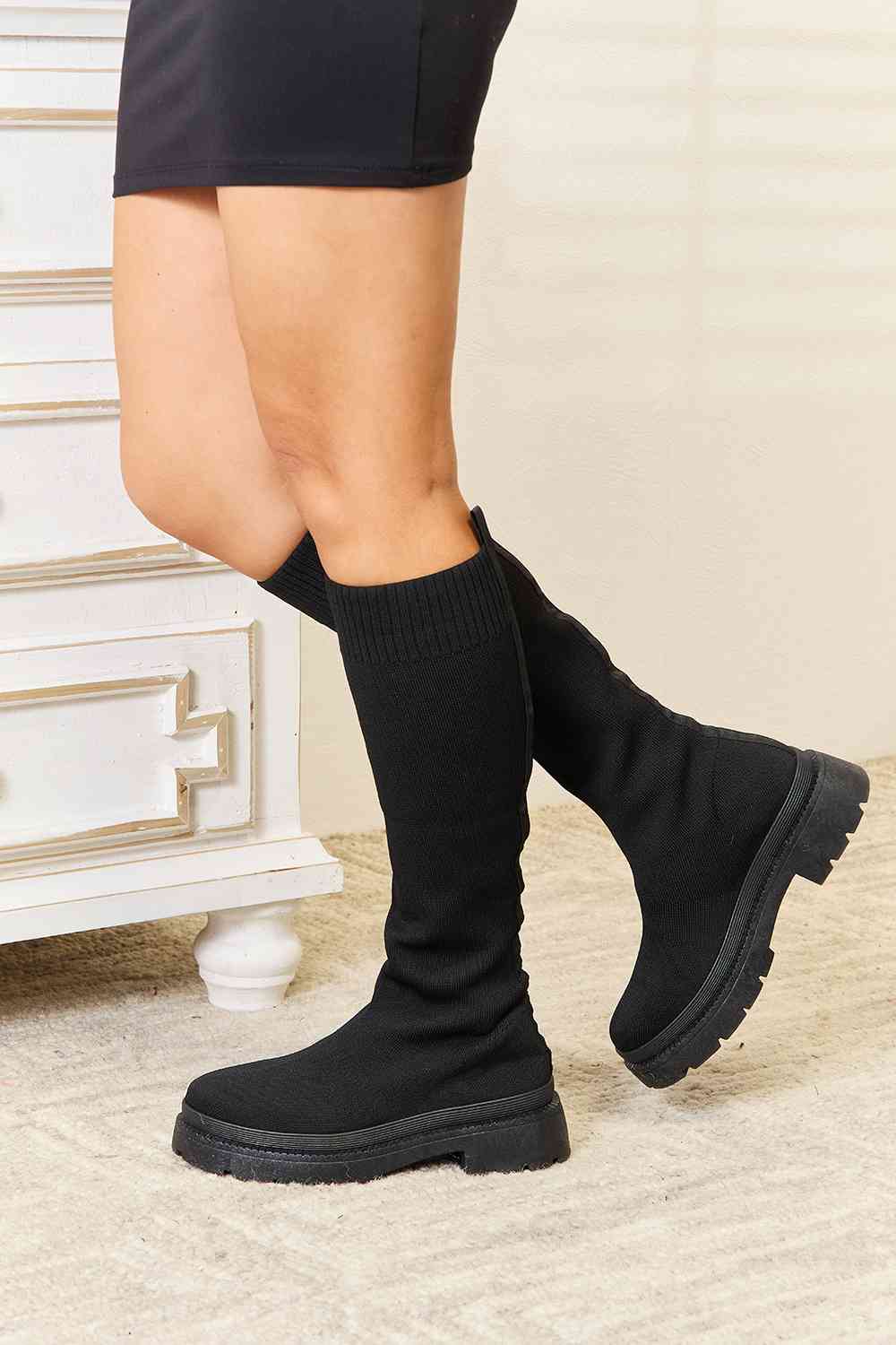 Elegant knee-high heel boots, Stylish women's high-heeled boots, Trendy knee-high boots with heels, Fashionable heeled knee boots, Women's tall boots with heels, Modern high heel knee-length boots